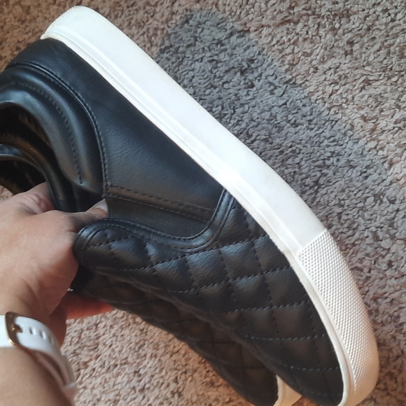 Size 8 Steve Madden black quilted skate shoes - Picture 6 of 7